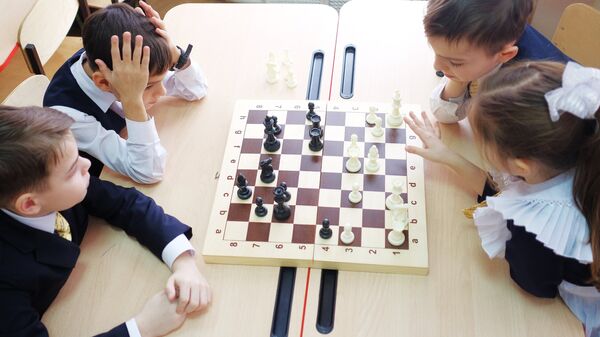 Ученики на практическом занятии по игре в шахматы