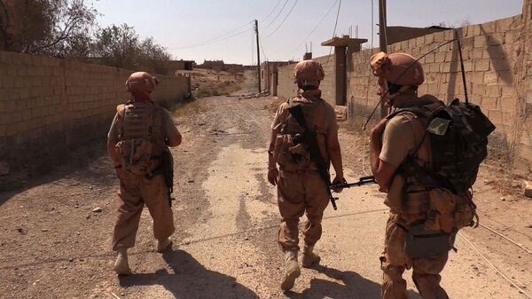 Военнослужащие во время мероприятий по разминированию сирийского города Дейр-эз-Зор