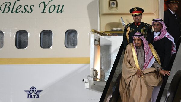 Король Саудовской Аравии Сальман Бен Абдель Азиз Аль Сауд, прибывший в Россию с государственным визитом, во время официальной встречи в аэропорту Внуково-2.