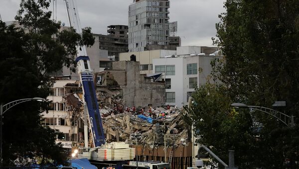 Спасательная команда разбирает обломки рухнувшего здания в районе Кондеса, после землетрясения в Мехико, Мексика. 3 октября 2017