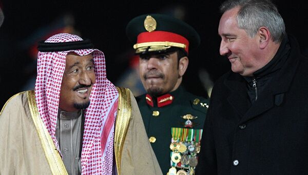 Король Саудовской Аравии Сальман Бен Абдель Азиз Аль Сауд и Дмитрий Рогозин во время официальной встречи в аэропорту Внуково-2. 4 октября 2017