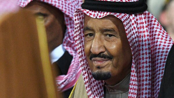 Король Саудовской Аравии Сальман Бен Абдель Азиз Аль Сауд во время официальной встречи в аэропорту Внуково-2. 4 октября 2017