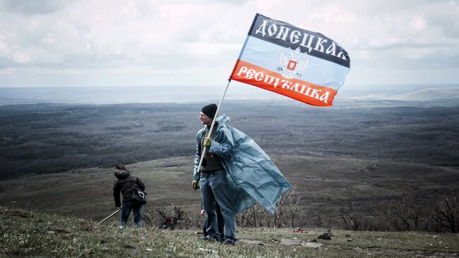 Житель ДНР с флагом. Архивное фото