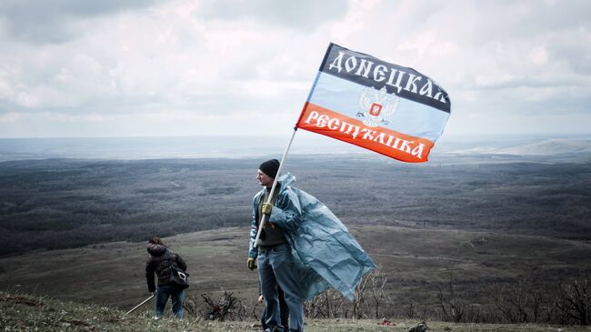 Житель ДНР с флагом. архивное фото