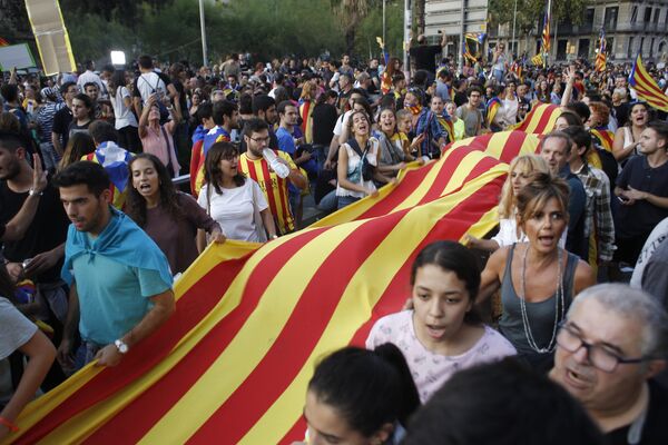 Участники забастовки в поддержку референдума о независимости Каталонии в Барселоне