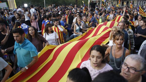 Участники забастовки в поддержку референдума о независимости Каталонии в Барселоне.