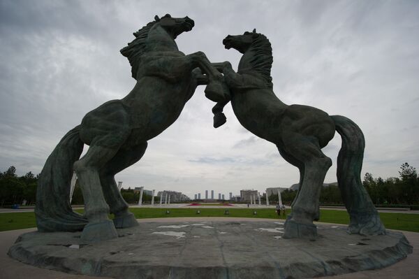 Фигуры коней на площади Чингисхана