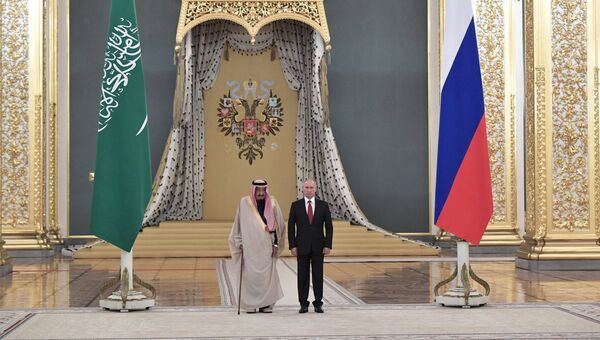 Президент РФ Владимир Путин и король Саудовской Аравии Сальман Бен Абдель Азиз Аль Сауд во время встречи. 5 октября 2017