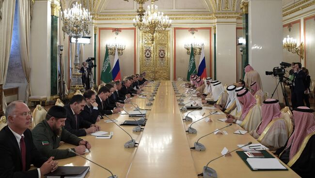 Президент РФ Владимир Путин и король Саудовской Аравии Сальман Бен Абдель Азиз Аль Сауд во время российско-саудовских переговоров. 5 октября 2017