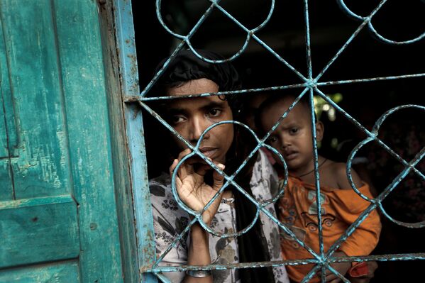 Беженцы рохинджа ждут перемещения в лагерь в Кокс-Базаре, Бангладеш