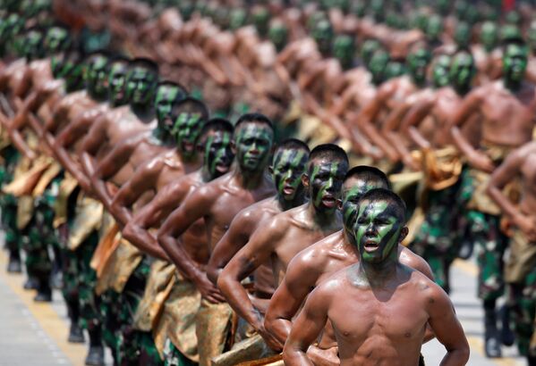 Во время празднования 72-й годовщины вооруженных сил Индонезии в Силегоне