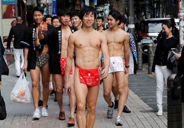 Японцы в традиционных повязках фондоши вышли на улицу Токио для сбора мусора