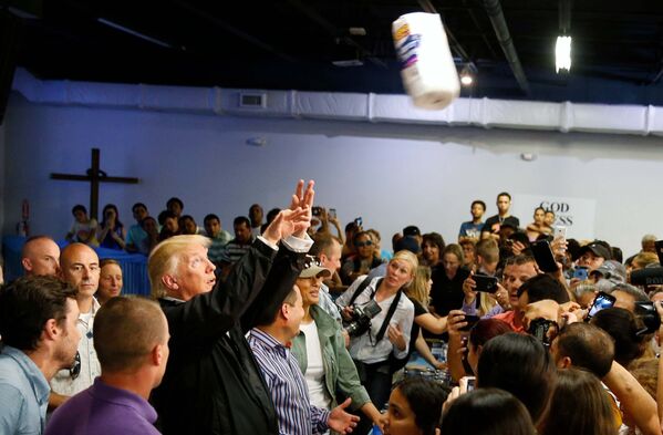 Президент США Дональд Трамп бросает рулоны бумажных полотенец в толпу местных жителей, пострадавших от урагана Мария в Сан-Хуане, Пуэрто-Рико, США