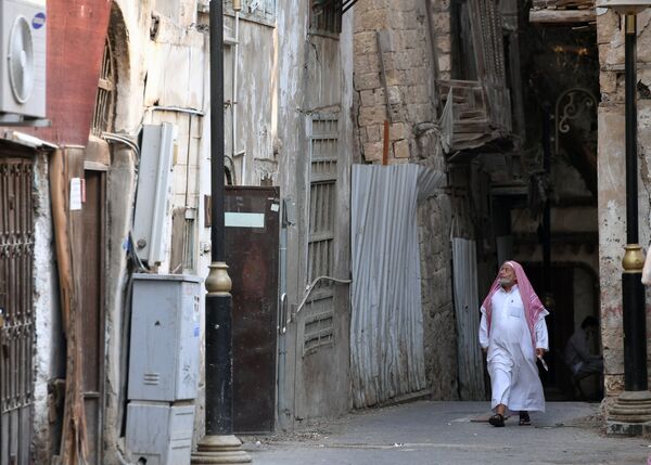 Прохожий на одной из улиц в центре города Джидды