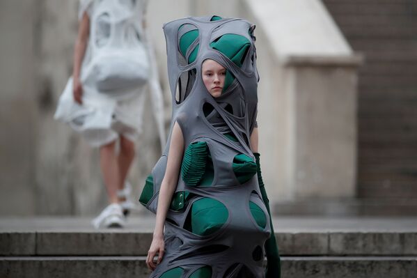 Модель во время показа коллекции американского модельера Рика Оуэнса на неделе моды в Париже