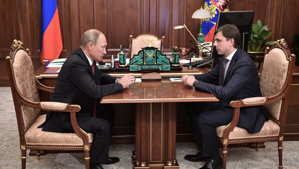 Владимир Путин и временно исполняющий обязанности губернатора Орловской области Андрей Клычков во время встречи. 5 октября 2017