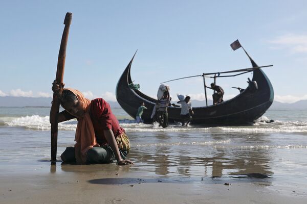 Беженцы рохинджа после высадки на берегу города Текнаф, Бангладеш