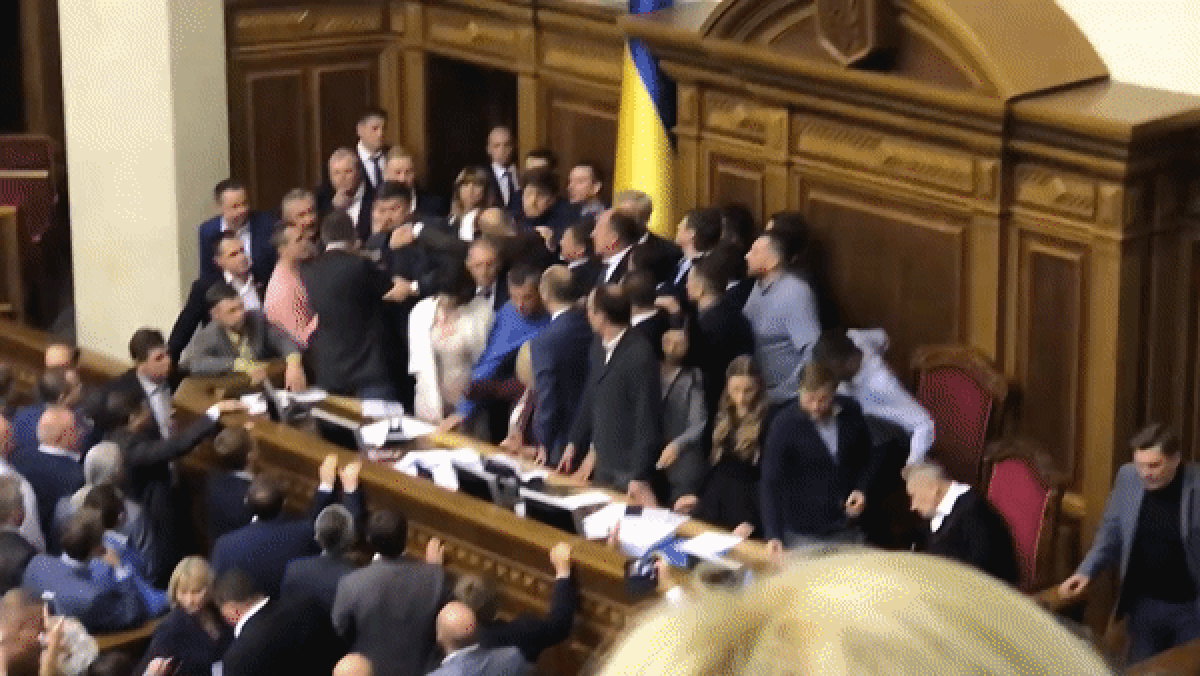 В Раде депутаты устроили драку из-за закона о Донбассе