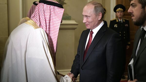 Президент РФ Владимир Путин и король Саудовской Аравии Сальман Бен Абдель Азиз Аль Сауд прощаются после встречи. 5 октября 2017