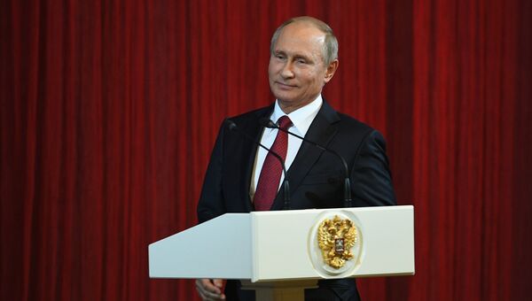 Владимир Путин на праздничном концерте в Государственном Кремлевском дворце по случаю Дня учителя. 5 октября 2017