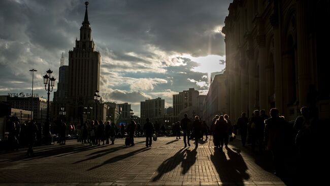 Горожане на площади у Ленинградского вокзала в Москве