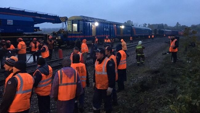 Аварийно-восстановительные работы на месте схода вагонов в Тульской области. 6 октября 2017