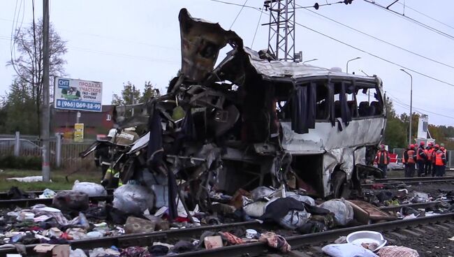 Фрагмент пассажирского автобуса, столкнувшегося c поездом на железнодорожном переезде во Владимирской области. 6 октября 2017