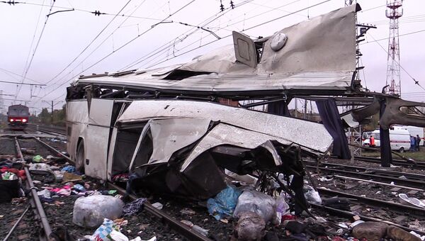 Фрагмент пассажирского автобуса, столкнувшегося c поездом на железнодорожном переезде неподалеку от станции Покровка во Владимирской области. 6 октября 2017