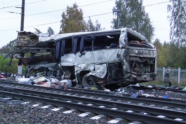 Фрагмент пассажирского автобуса, столкнувшегося c поездом на железнодорожном переезде во Владимирской области. 6 октября 2017