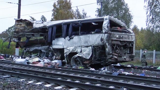 Фрагмент пассажирского автобуса, столкнувшегося c поездом на железнодорожном переезде во Владимирской области. 6 октября 2017