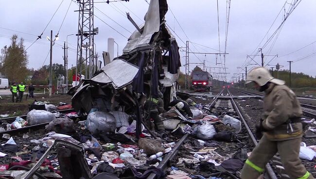 Фрагмент пассажирского автобуса, столкнувшегося c поездом на железнодорожном переезде во Владимирской области. 6 октября 2017