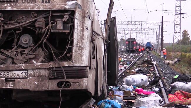 Фрагмент пассажирского автобуса, столкнувшегося c поездом на железнодорожном переезде во Владимирской области. 6 октября 2017