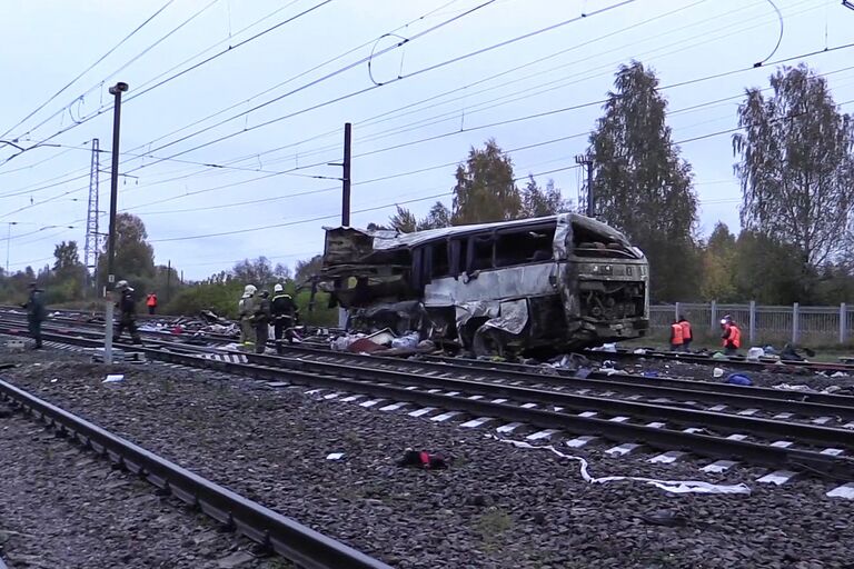 Сотрудники МЧС России на месте столкновения пассажирского автобуса c поездом на железнодорожном переезде во Владимирской области. 6 октября 2017