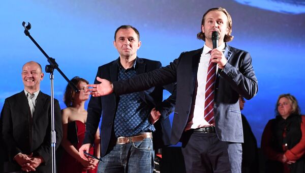 Режиссёры Бакур Бакурадзе (в центре) и Клим Шипенко на премьере фильма Салют-7 в кинотеатре Октябрь