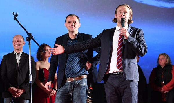 Режиссёры Бакур Бакурадзе (в центре) и Клим Шипенко на премьере фильма Салют-7 в кинотеатре Октябрь