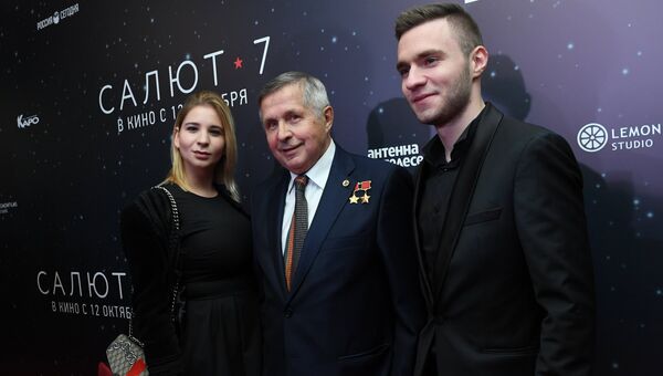 Космонавт Виктор Савиных (в центре) на премьере фильма Салют-7 в кинотеатре Октябрь