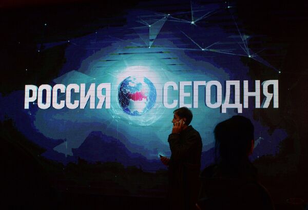 Посетители на фотовыставке МИА Россия сегодня в рамках премьеры фильма Салют-7 в кинотеатре Октябрь