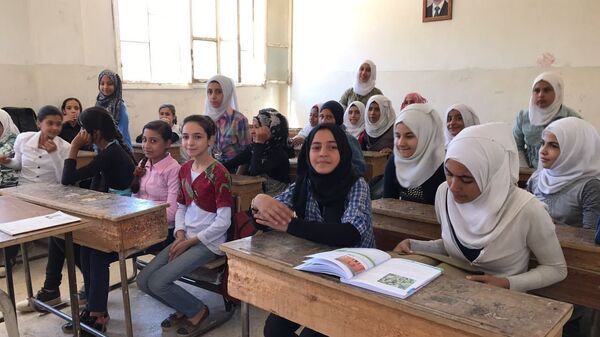 Ученицы на уроке русского языка в школе для девочек в сирийском Дейр-эз-Зоре. Архивное фото