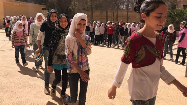 Ученицы во время занятий в школе для девочек в сирийском Дейр-эз-Зоре. Архивное фото