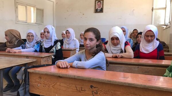 Ученицы на уроке русского языка в школе для девочек в сирийском Дейр-эз-Зоре