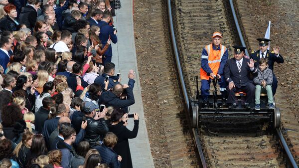 Зрители приветствуют работников железной дороги на празднике, посвященном 120-летию ДВЖД и 180-летию РЖД, на железнодорожном вокзале Владивостока. 6 октября 2017