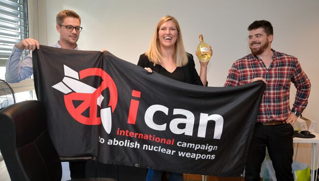 Даниэль Хогстан, Беатрис Фин и ее супруг после присуждения Нобелевской премии мира Международной кампании за ликвидацию ядерного оружия. Архивное фото