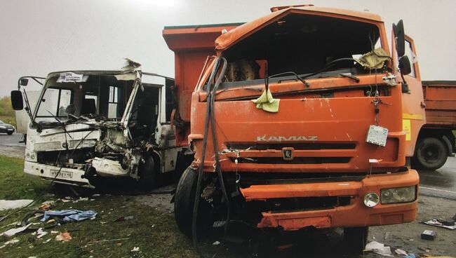 Столкновение автобуса с КамАЗом на 6-м километре автодороги Елец – Долгоруково. 6 октября 2017