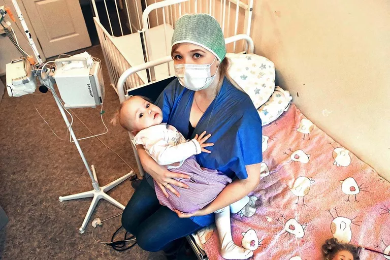 В короткие часы, когда Лиза не привязана к капельнице, они с мамой идут гулять на ближайшую детскую площадку В короткие часы, когда Лиза не привязана к капельнице, они с мамой идут гулять на ближайшую детскую площадку