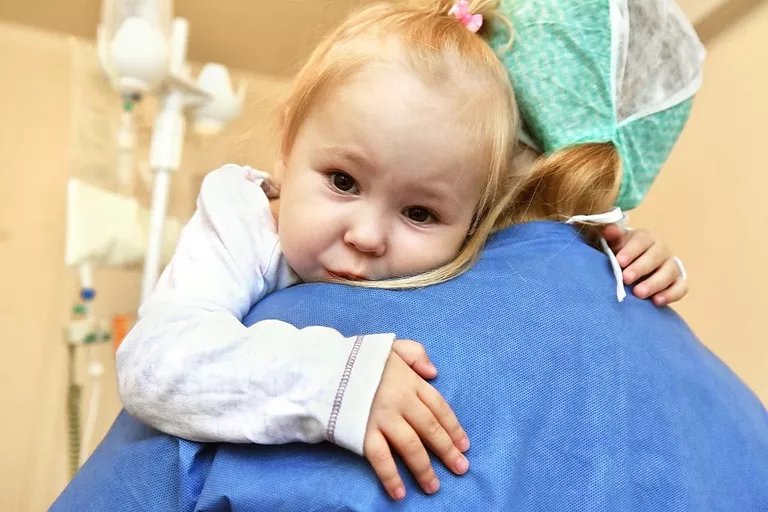 Лиза большую часть жизни проводит в больницах, под капельницами Лиза большую часть жизни проводит в больницах, под капельницами
