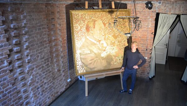 Художник Алексей Сергиенко и его 2-х метровый арт-объект «Золотой Путин». Архивное фото