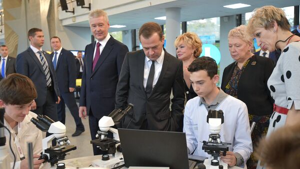 Дмитрий Медведев во время посещения образовательного комплекса Воробьёвы горы. 6 октября 2017