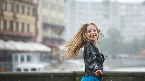 Девушка под дождем. Архивное фото