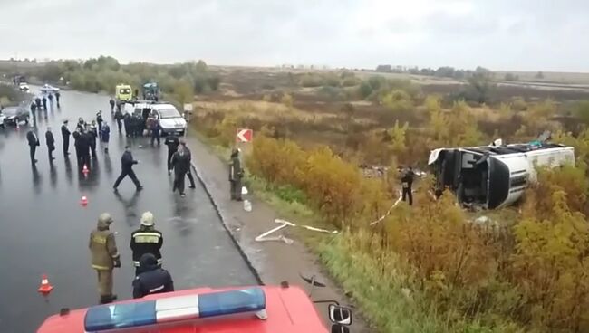 Автобус с 39 пассажирами перевернулся в Подмосковье. Видео с места ЧП