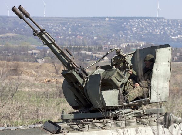 Боец Народной милиции Луганской народной республики во время стрельбы из спаренной зенитной установки ЗУ-23-2 в ходе тактических учений в Луганской области Боец Народной милиции Луганской народной республики во время стрельбы из спаренной зенитной установки ЗУ-23-2 в ходе тактических учений в Луганской области